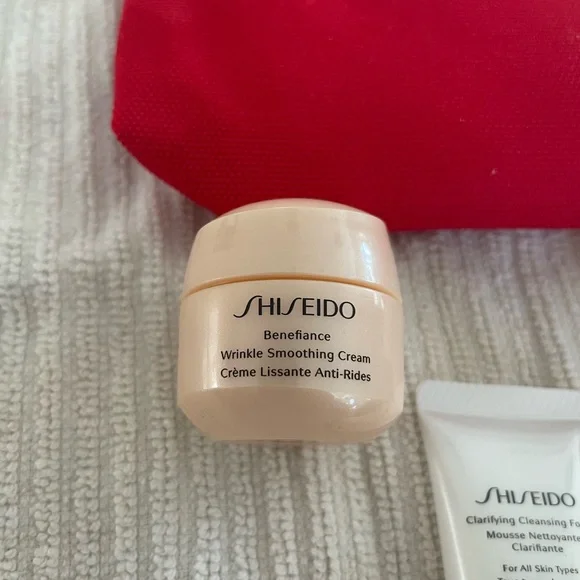 Shiseido 5 piece Red Beauty products set - Picture 3 of 7